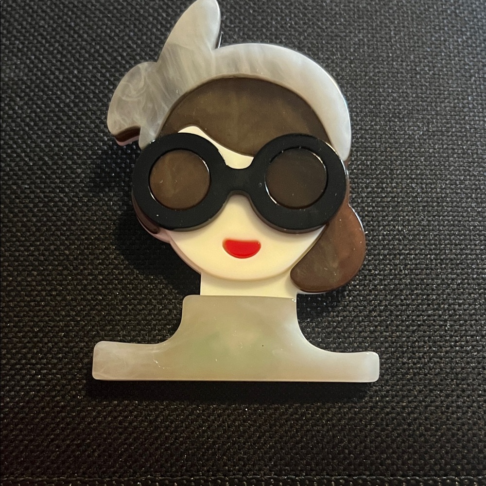 Chic Retro Brooch with Black and Brown Accents